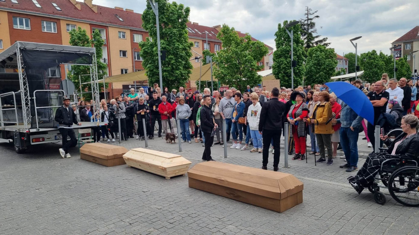 Trumny przed koszalińskim ratuszem. Mieszkańcy protestowali przeciwko zawieszeniu oddziału neurologii