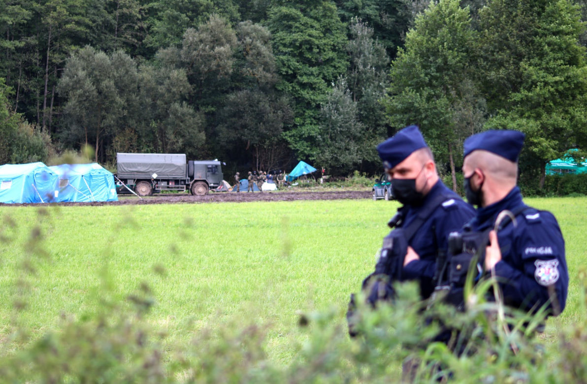 Usnarz Górny. Policyjny kordon odgradza aktywistów od koczowiska imigrantów