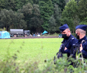 Usnarz Górny. Policyjny kordon odgradza aktywistów od koczowiska imigrantów