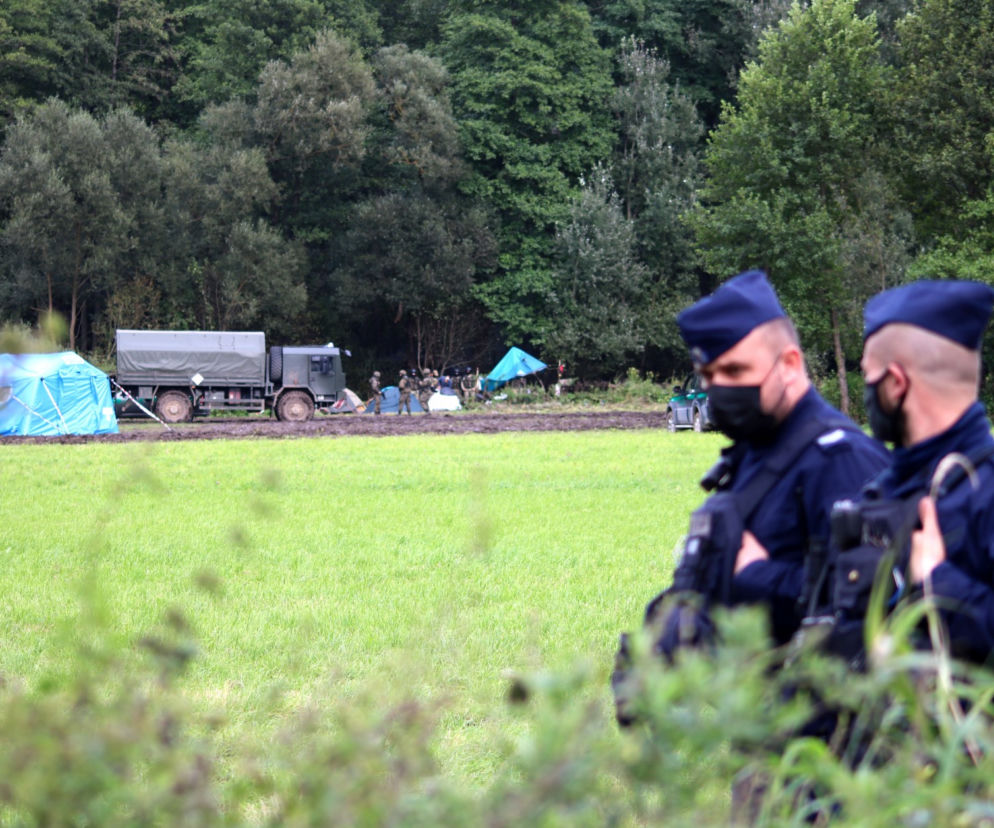Usnarz Górny. Policyjny kordon odgradza aktywistów od koczowiska imigrantów