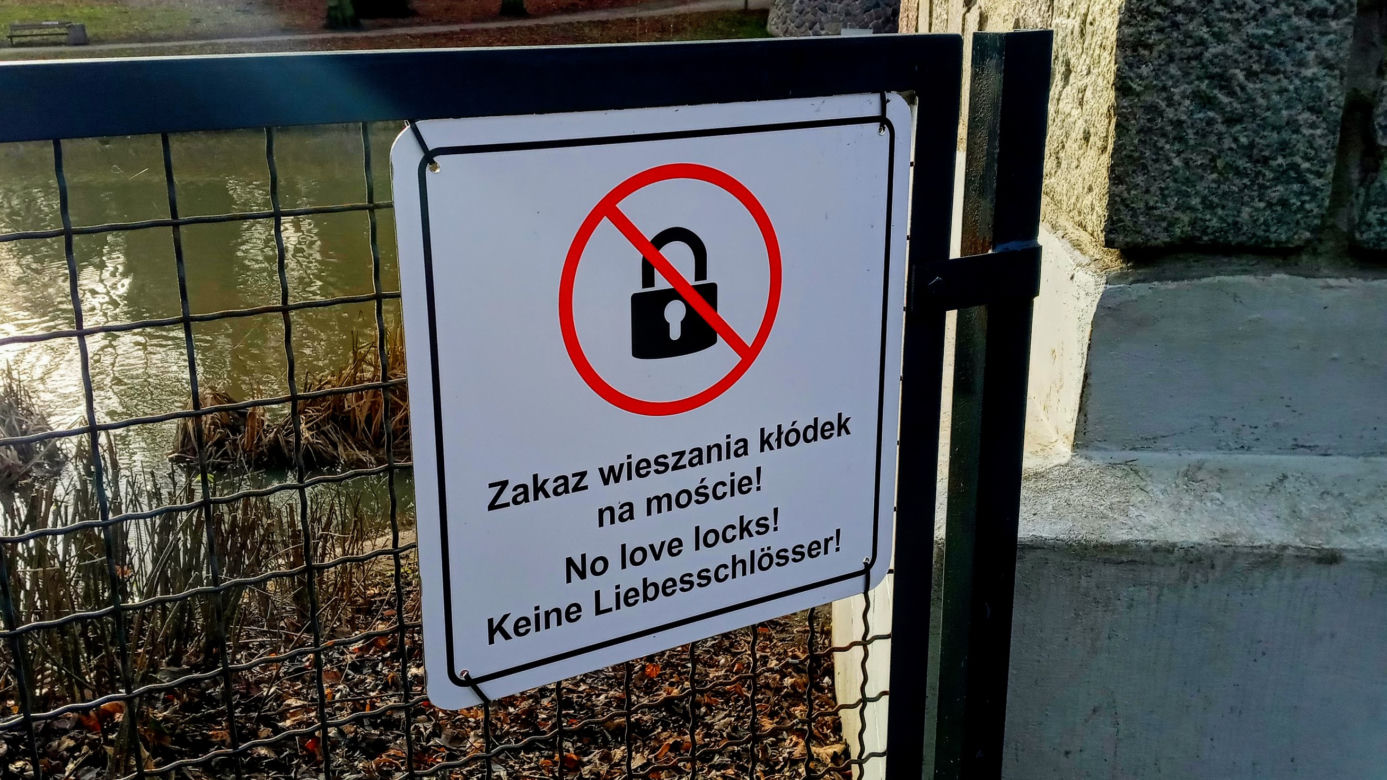 Wbrew zakazom, kłódki miłości pojawiają się na mostku nad Rusałką