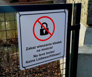 Wbrew zakazom, kłódki miłości pojawiają się na mostku nad Rusałką
