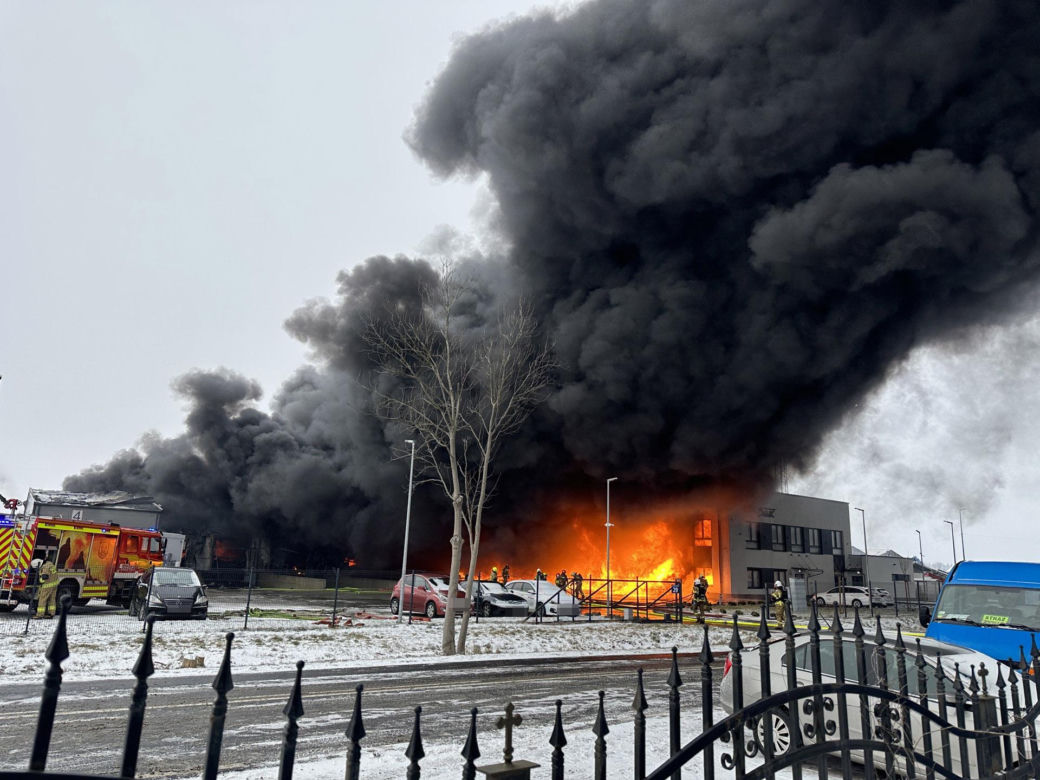 Potężny pożar pod Warszawą. Płonie hala wypełniona tworzywami sztucznymi