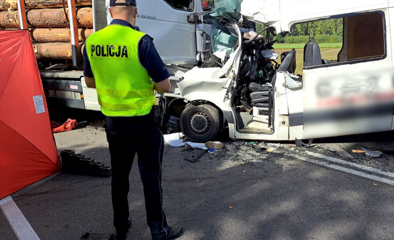 Przerażający wypadek pod Starogardem Gdańskim. Dwóch 30-latków zginęło w zmasakrowanym mercedesie [ZDJĘCIA].