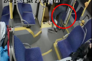 Szok w Sosnowcu. Dwoje młodych ludzi UKRADŁO... siedzisko w autobusie [WIDEO]