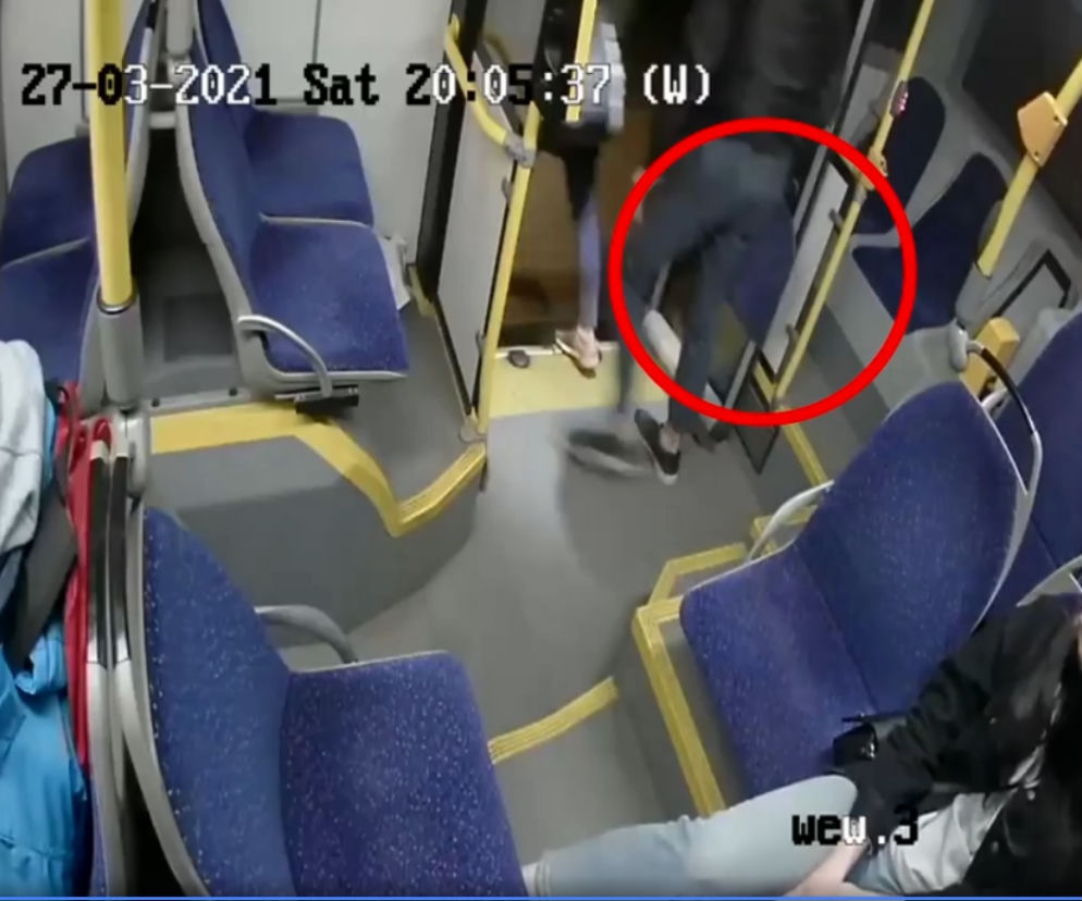 Szok w Sosnowcu. Dwoje młodych ludzi UKRADŁO... siedzisko w autobusie [WIDEO]
