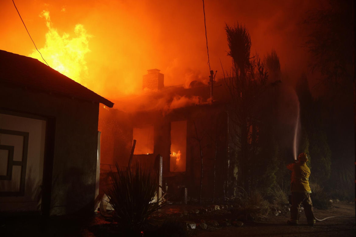 Dzielnica gwiazd płonie! Ogień trawi Los Angeles, celebryci uciekają. "Opuśćcie domy teraz!"