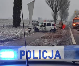 Kręgi. 27-latka ciężko ranna! Wjechała prosto pod tira, z jej fiata została miazga [ZDJĘCIA]