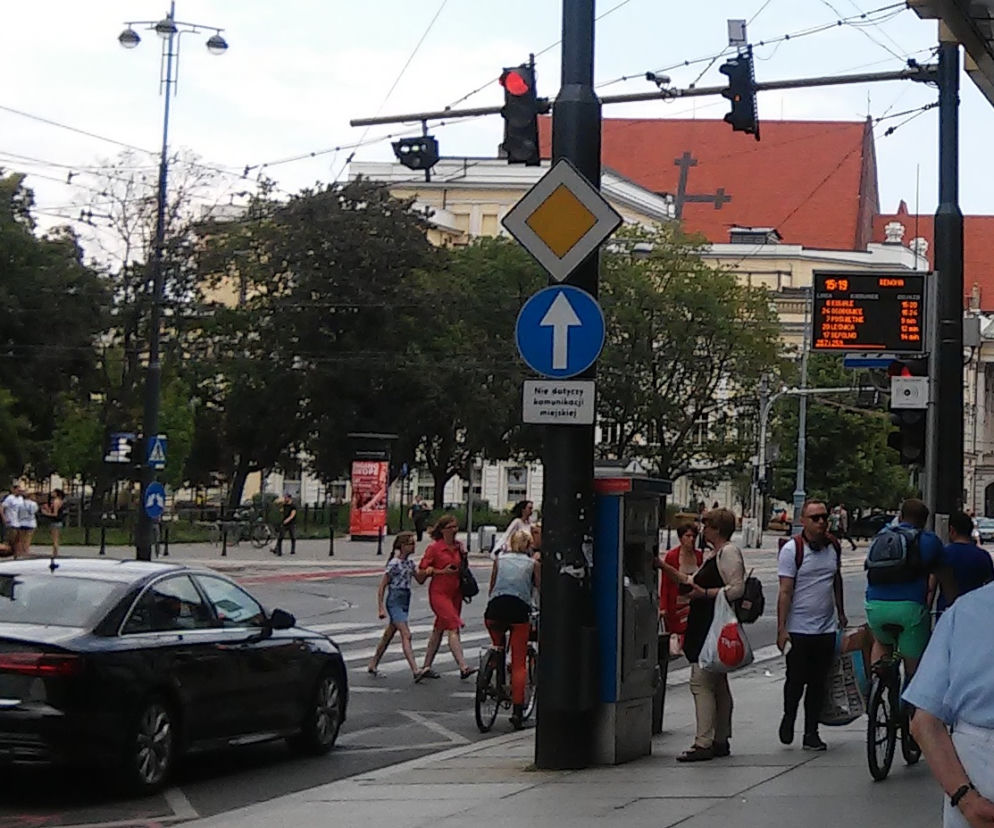 Na przystanku było dużo ludzi, ale nikt nie zareagował (zdjęcie poglądowe)