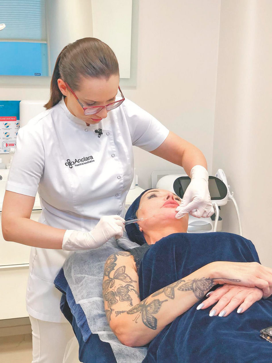 Eva Minge wbiła sobie 46 igieł w twarz