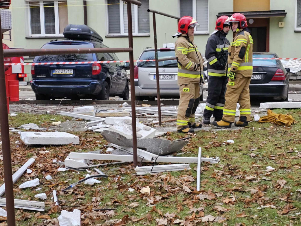 Potężna eksplozja gazu w Rzeszowie! Z mieszkania wyleciały wszystkie okna [ZDJĘCIA]
