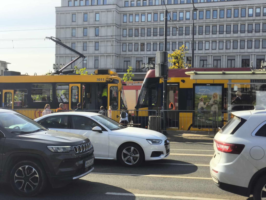 Zderzenie tramwajów w centrum Warszawy. 13 osób rannych, ruch tramwajowy wstrzymany