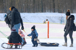 To najlepsza zimowa, darmowa atrakcja w Katowicach. Tłumy na torze saneczkowym