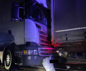 Zderzenie trzech ciężarówek i dostawczaka na DK 10! Droga zablokowana na kilka godzin 