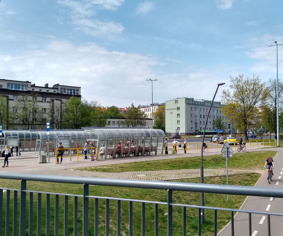 Nietrzeźwi rowerzyści w centrum Białegostoku. Mieli wyraźny problemy z utrzymaniem równowagi. Kobieta jechała bikerem