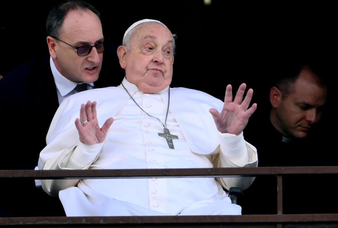 Papież Franciszek pokazał się publicznie. Ojciec Święty pozdrowił wiernych