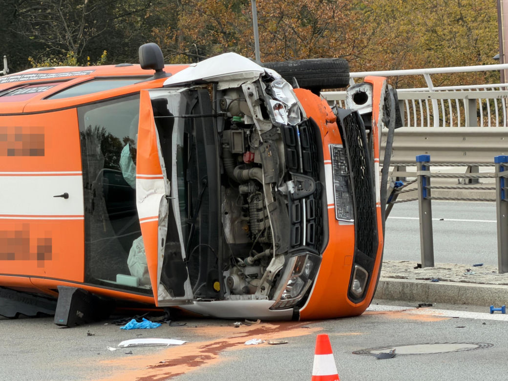 Dramat w centrum Warszawy. Świadkowie wyciągali go przez bagażnik. Kierowcę reanimowali na jezdni