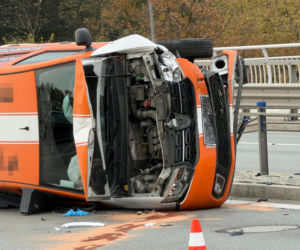 Dramat w centrum Warszawy. Świadkowie wyciągali go przez bagażnik. Kierowcę reanimowali na jezdni
