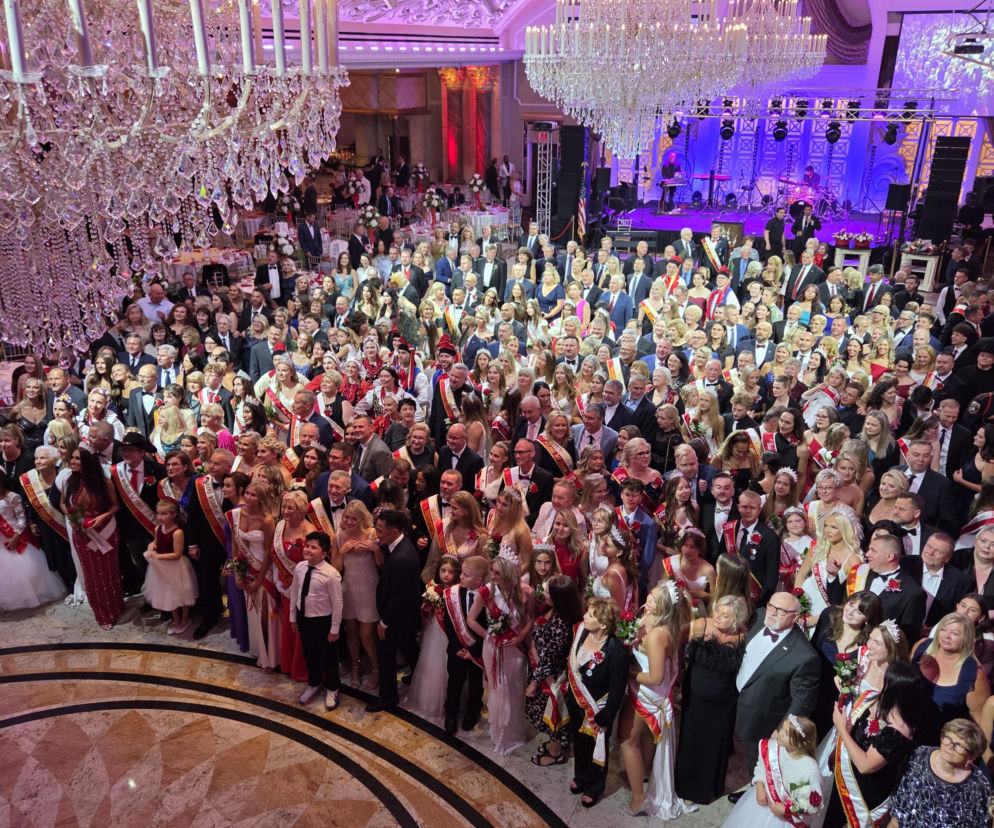 Tłum gości Bankietu Parady Pułaskiego w eleganckiej sali z kryształowymi żyrandolami. O gali przeczytasz na SE USA.