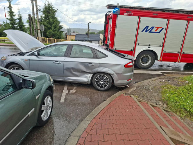 Groźna kolizja na DK 42 w Stykowie. Na skrzyżowaniu zderzyły się Ford, DAF i Renault
