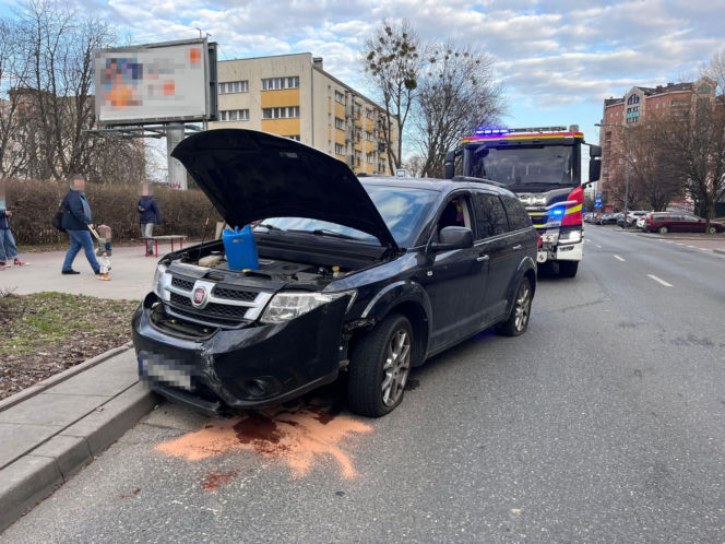 „Wyczynowiec” na Bielanach kierował z 3,4 promila alkoholu. Skosił wysepkę, cudem nie wjechał w przystanek