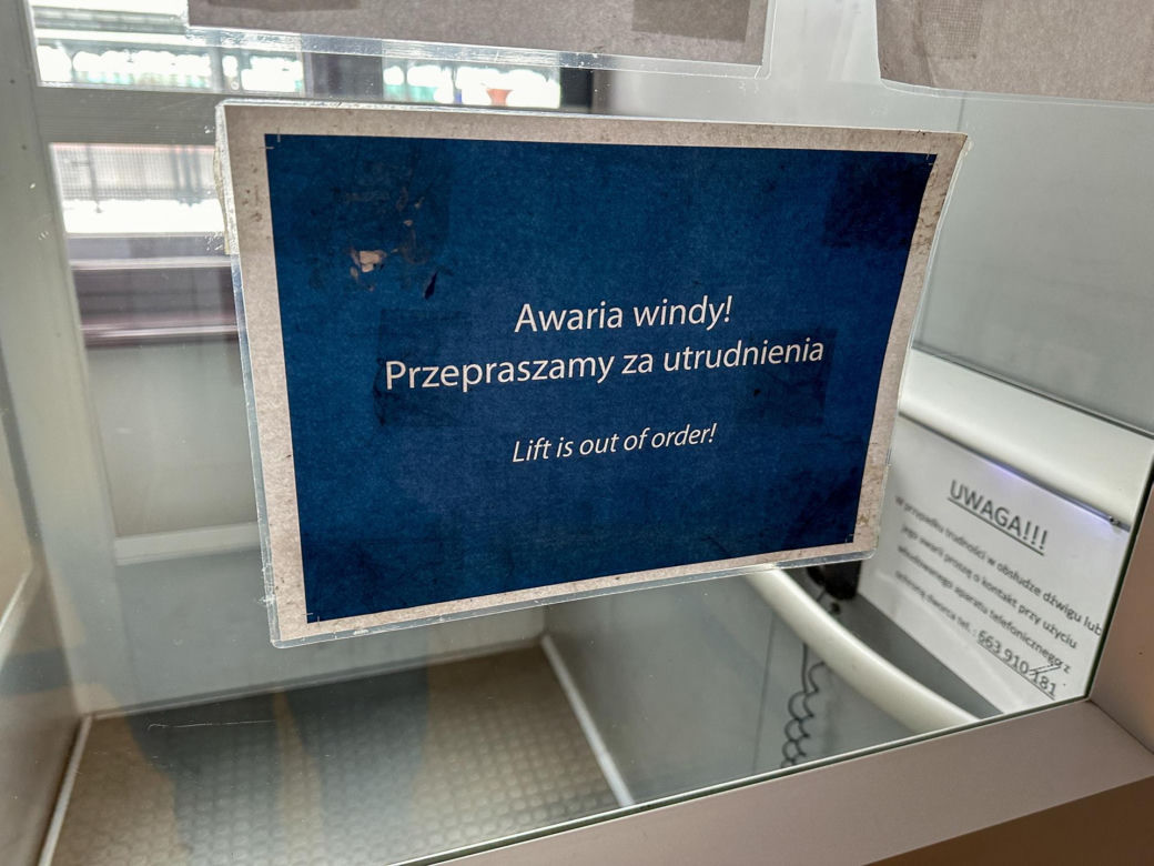 Koszmar pasażerów na dworcu w Iławie. "Rodzice muszą mnie nosić"