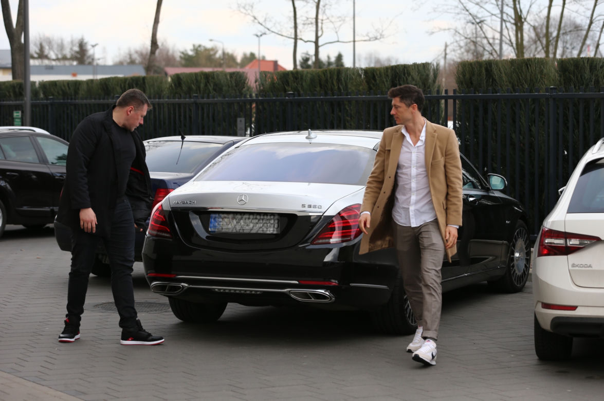Robert Lewandowski przyjechał Mercedesem-Maybachem na zgrupowanie kadry