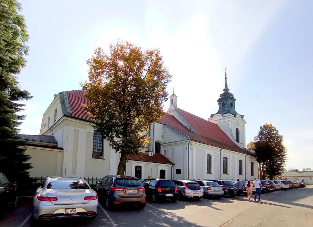 To jedno z najstarszych miast w woj. łódzkim. Było osadą słowiańską, a później siedzibą biskupów