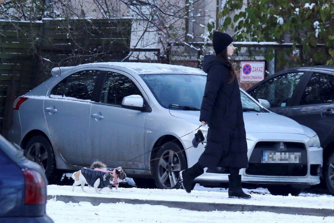Marta Kaczyńska na zimowym spacerze ze swoimi pieskami