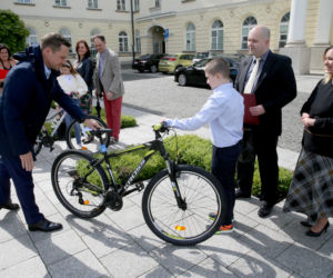 Zosia i Kacper wymyślili karty miejskie. Nowe wzory Karty Ucznia w Warszawie