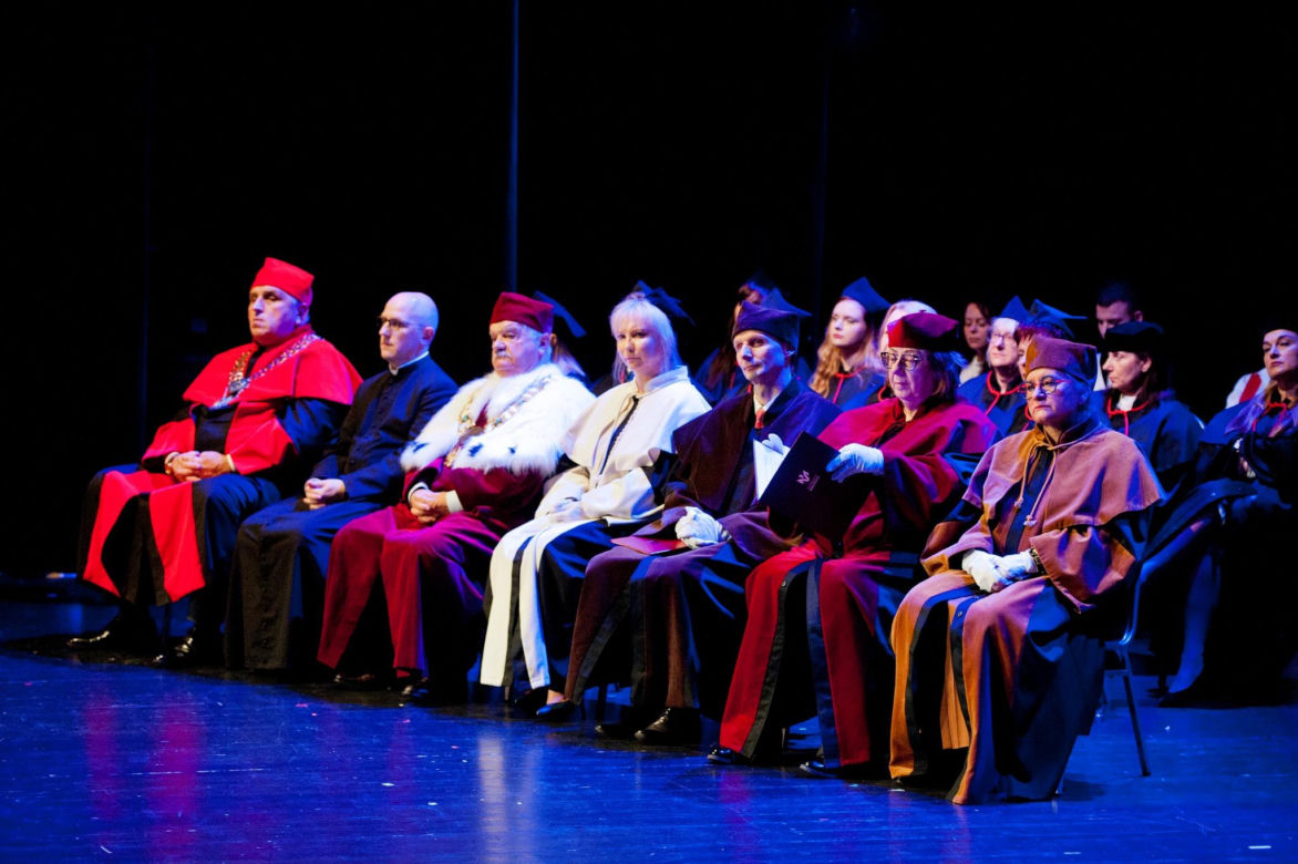 Podczas uroczystej ceremonii inauguracji nowego roku akademickiego 2024/2025 odbyła się tradycyjna immatrykulacja studentów i studentek pierwszego roku.