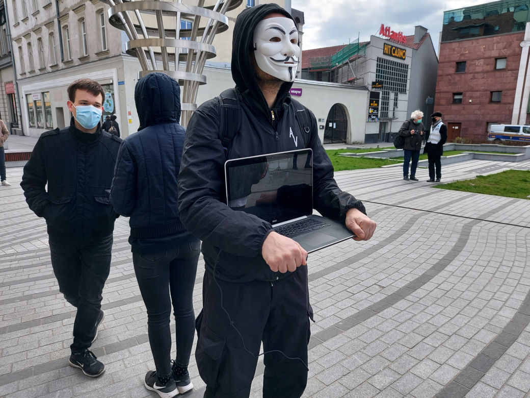 PRZERAŻAJĄCA manifestacja w centrum miasta! Milczący protest przypomniał o masowym wymieraniu [ZDJĘCIA]