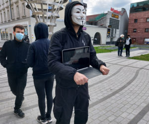 PRZERAŻAJĄCA manifestacja w centrum miasta! Milczący protest przypomniał o masowym wymieraniu [ZDJĘCIA]