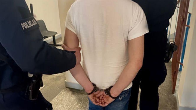 Kierujący miał sądowy zakaz, a pasażer posiadał narkotyki. Zostali zatrzymani przez malborskich kryminalnych