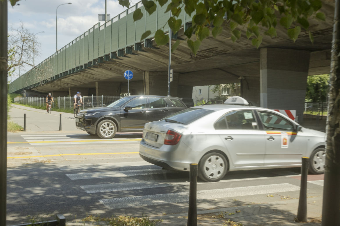 Droga rowerowa grozy przy Trasie Łazienkowskiej. Drogowcy nie chcą nic poprawiać 