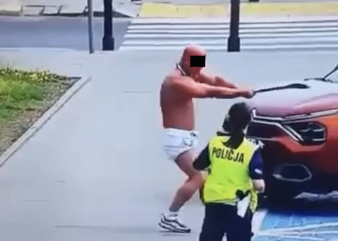 Warszawa. Ruszył z siekierą na policjantów przy Moście Poniatowskiego! Jest nagranie [WIDEO]
