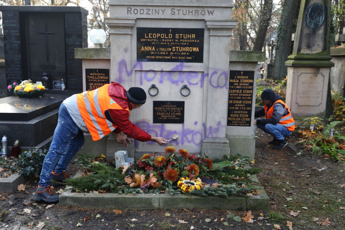 Tak czyszczą grobowiec rodziny Stuhrów