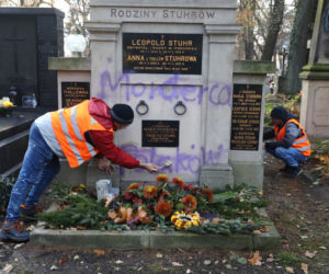 Czyszczą pomnik rodziny Stuhrów