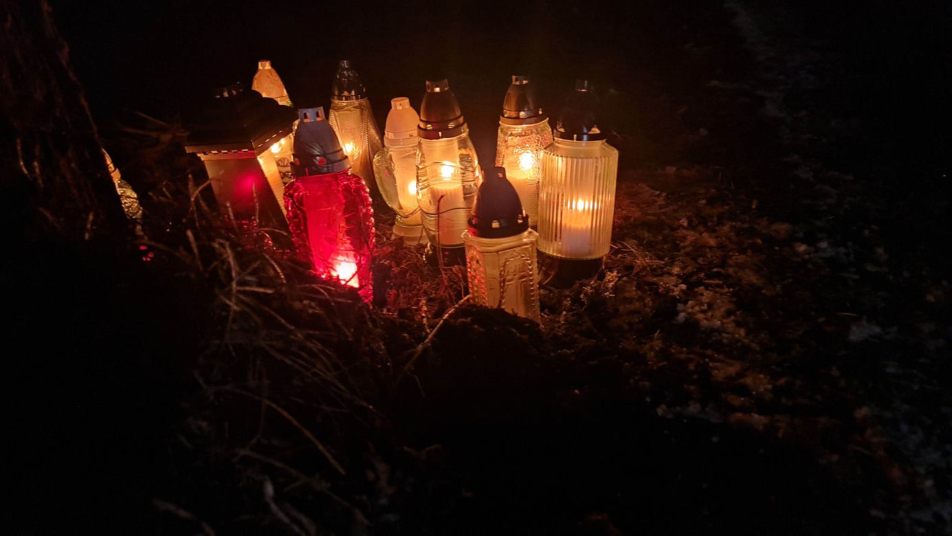 Pod Węgorzewem 25-latka rozbiła się na drzewie. Na miejscu tragedii płoną znicze