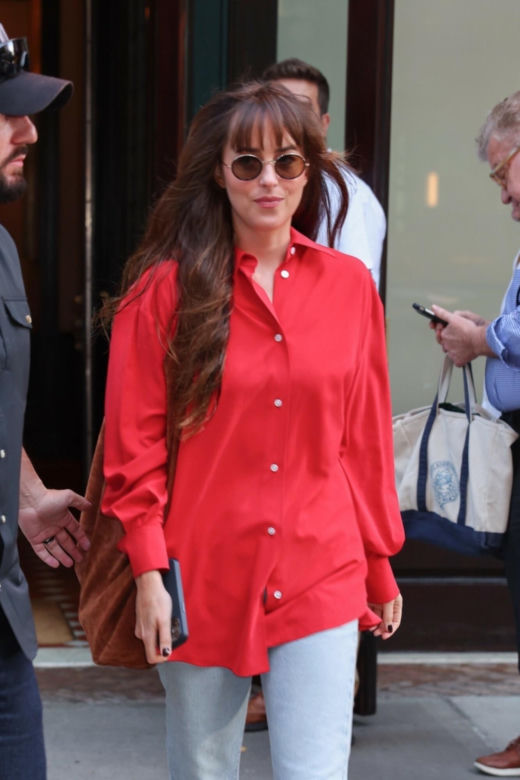 Dakota Johnson to jedna z najlepiej ubranych gwiazd. W czym tkwi sekret jej stylu? 