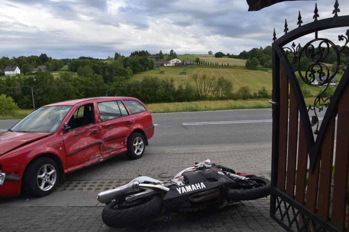 Siemiechów. Młody motocyklista uderzył w drzwi skody. Lekarze walczyli o jego życie