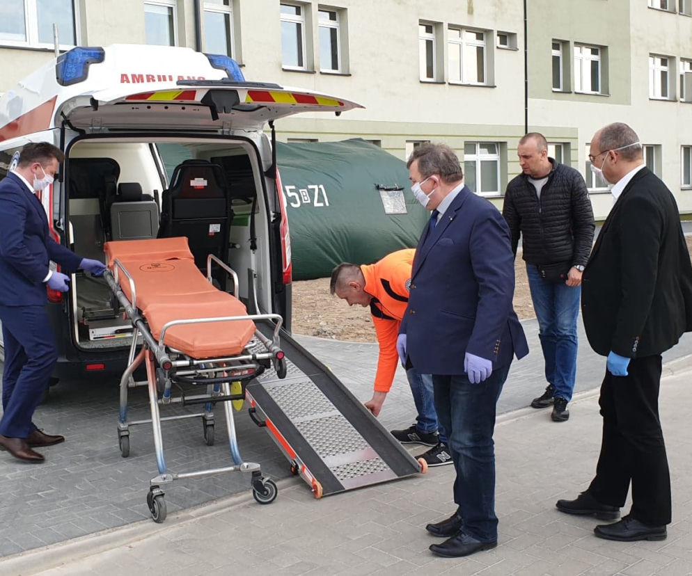 Koronawirus. Szpital Powiatowy w Łapach kupił ambulans. Przyjechał z Wadowic