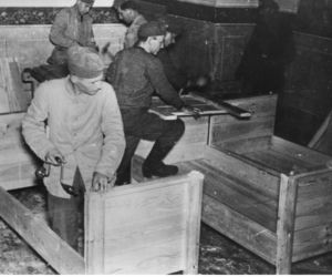 Saperzy niemieccy przy budowie łóżek dla wojsk ochrony pogranicza, Suwałki, 1940 r.