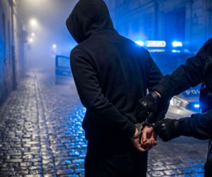 Rozbił butelkę i wbił ją w szyję 16-latka. Mykhailo R. trafił do aresztu