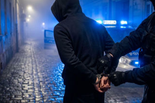 Rozbił butelkę i wbił ją w szyję 16-latka. Mykhailo R. trafił do aresztu