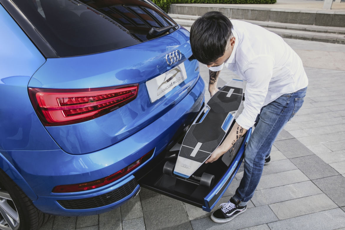 Audi Q3 z elektryczną deskorolką