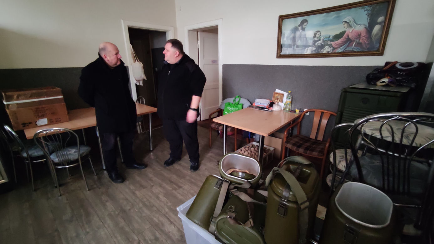 Ksiądz Bar buduje bar mleczny dla potrzebujących