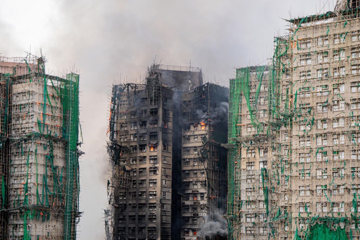 To najtragiczniejszy pożar w Hongkongu od dziesięcioleci. Bilans ofiar wzrósł do 94. Strażacy muszą przeszukać 2 tysiące mieszkań