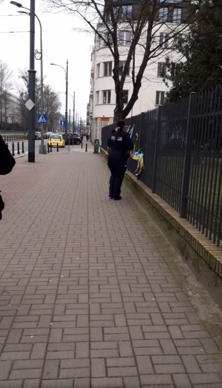 Skandaliczne zachowanie warszawskiej policjantki. Zerwała ukraińskie symbole narodowe