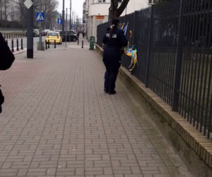 Skandaliczne zachowanie warszawskiej policjantki. Zerwała ukraińskie symbole narodowe